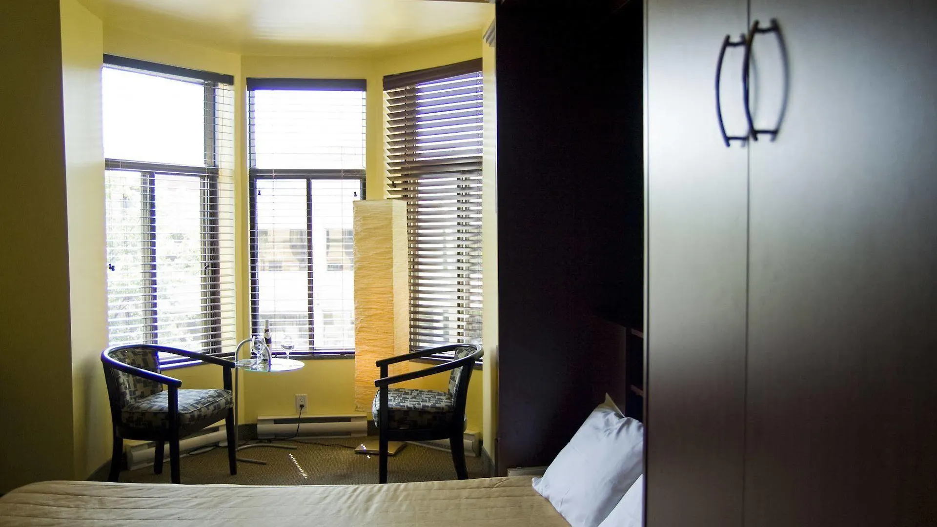 Anne Ma Soeur Anne Hotel Studio Montréal